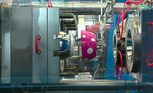 Injection molding machine producing plastic parts